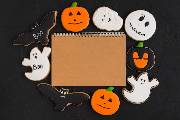 Foto gratuita pan de jengibre de halloween alrededor del cuaderno