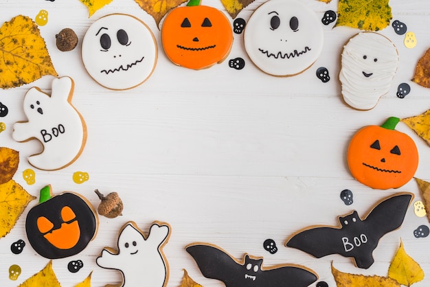 Foto gratuita pan de jengibre de halloween, decoración de cráneos y follaje