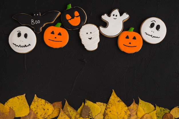 Pan de jengibre de Halloween por encima del follaje seco