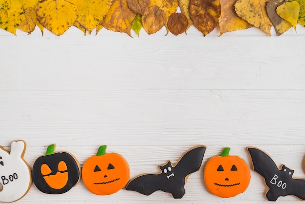 Foto gratuita pan de jengibre de halloween y follaje seco