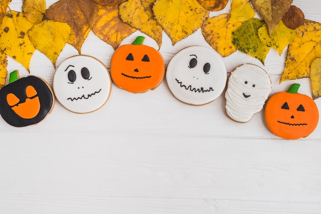 Foto gratuita pan de jengibre de halloween bajo el follaje