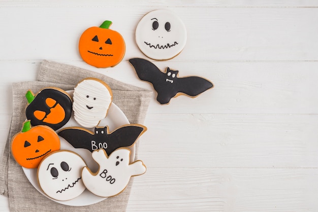 Pan de jengibre de Halloween en un plato colocado en un paño