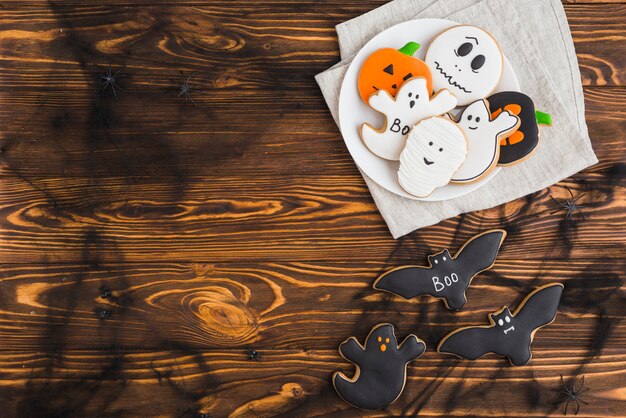 Pan de jengibre de Halloween en plato con efectos de niebla