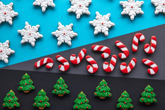 Foto gratuita pan de jengibre de navidad cubierto con glaseado sobre un fondo de color plano