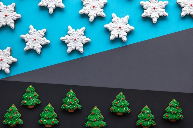 Foto gratuita pan de jengibre de navidad cubierto con glaseado sobre un fondo de color plano