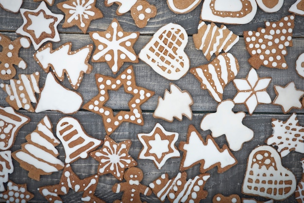 Pan de jengibre de Navidad en los escritorios de madera