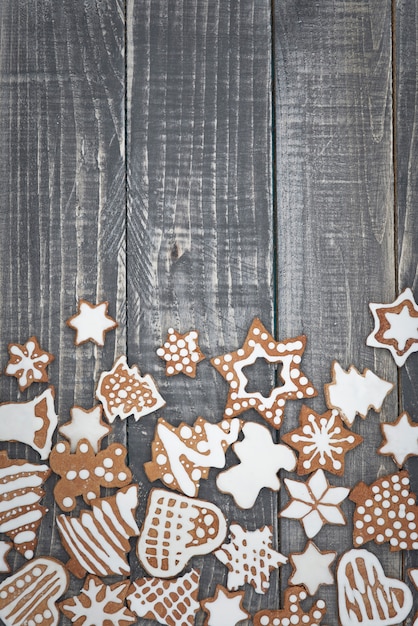 Pan de jengibre de Navidad en la madera