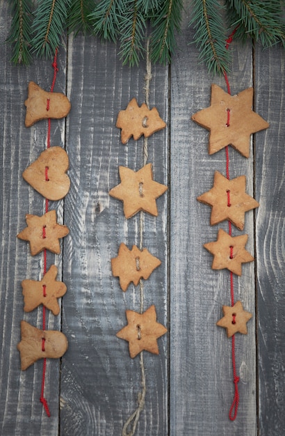 Pan de jengibre navideño colgando del cordel