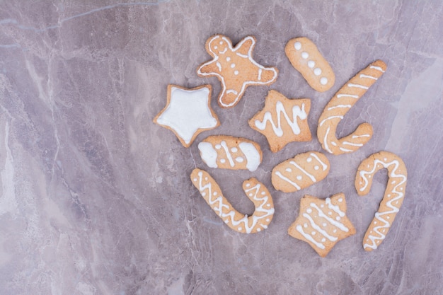 Pan de jengibre navideño en diferentes formas sobre la superficie de piedra