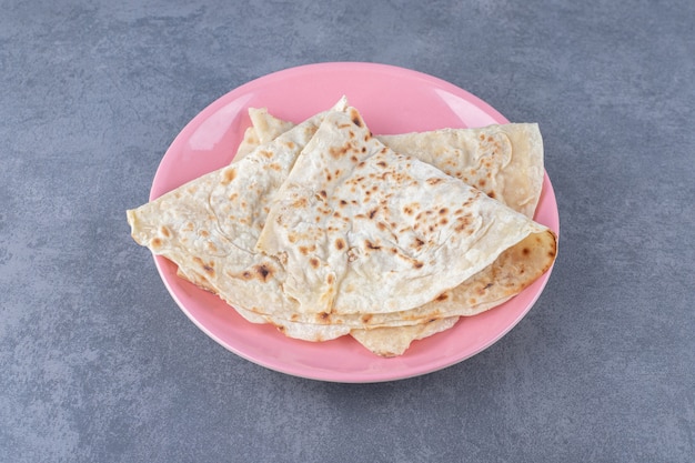 Pan lavash casero en un plato