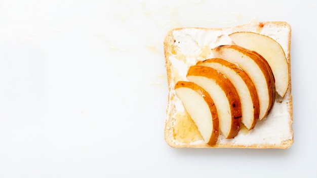 Pan con mantequilla, miel y peras