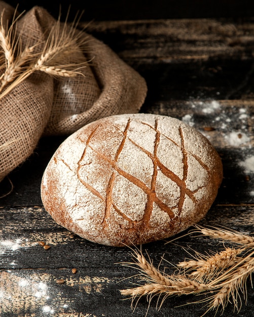 pan de masa fermentada en la mesa