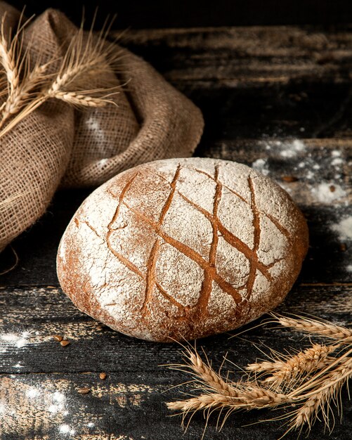 pan de masa fermentada en la mesa