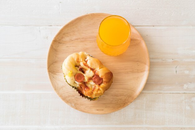 pan de mayonesa salchicha con jugo de naranja