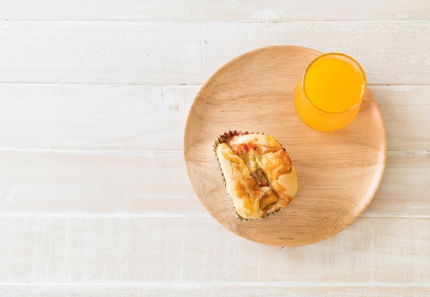 Foto gratuita pan de mayonesa salchicha con jugo de naranja