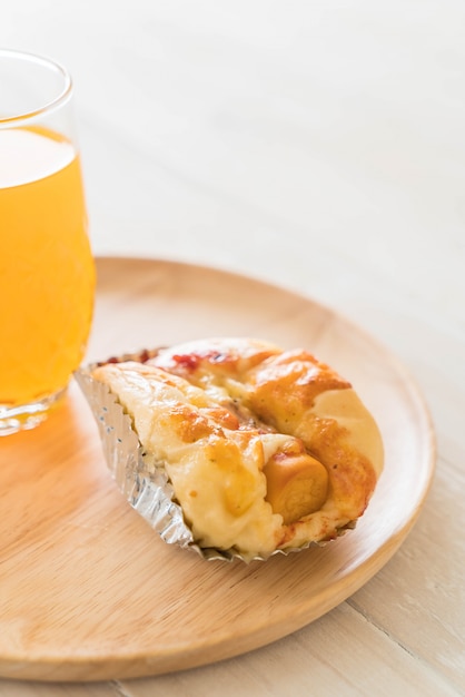 pan de mayonesa salchicha con jugo de naranja