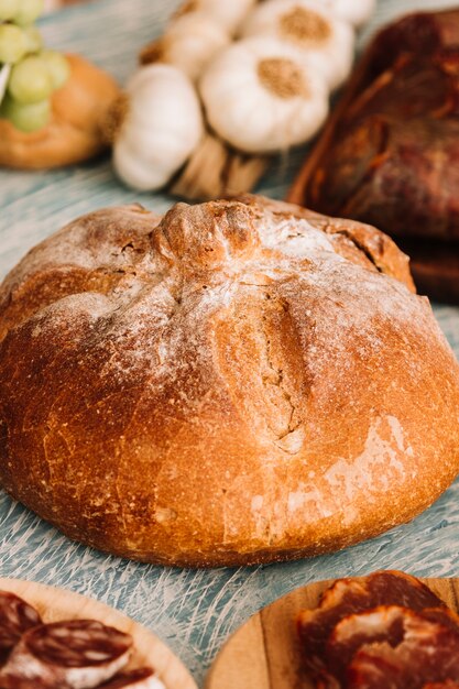 Pan en medio de una variedad de alimentos