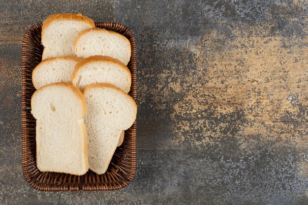 Pan de molde fresco en canasta de madera.