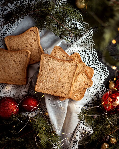 Pan de molde con juguetes de año nuevo