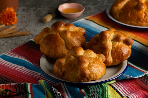 Foto gratuita pan de muerto de alto ángulo en mesa