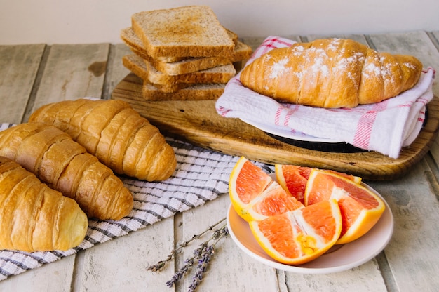Pan y naranjas para el desayuno