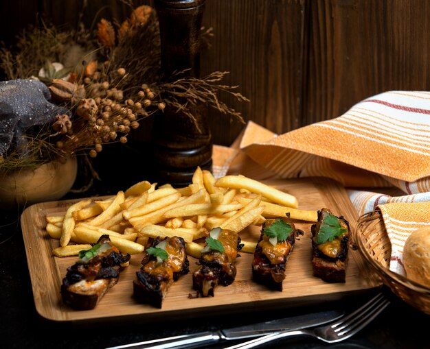 Pan negro con gelatina y papas fritas