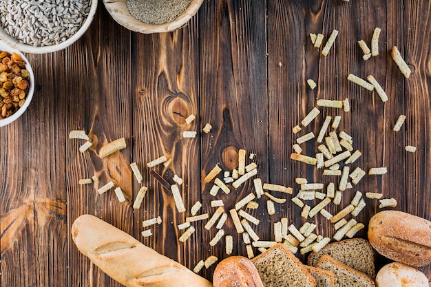 Pan de pan fresco con ingredientes en la mesa de madera