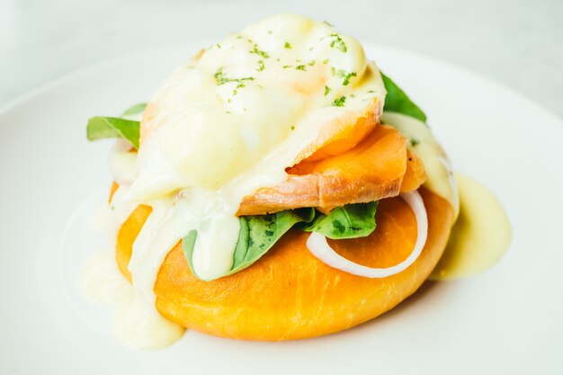 Pan de pan con salmón ahumado y huevo benedicto