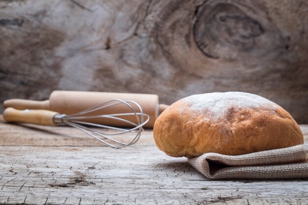 Pan de panadería en una mesa de madera.