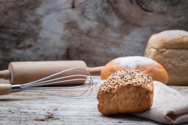 Pan de panadería en una mesa de madera.