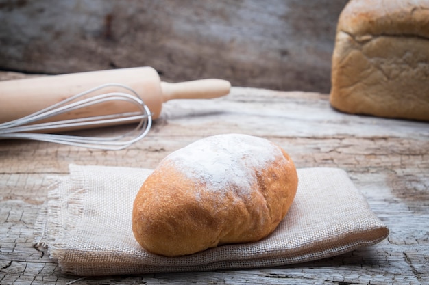 Pan de panadería en una mesa de madera.