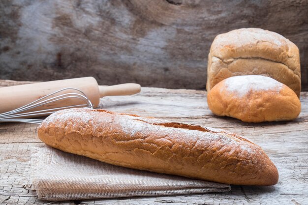 Pan de panadería en una mesa de madera.