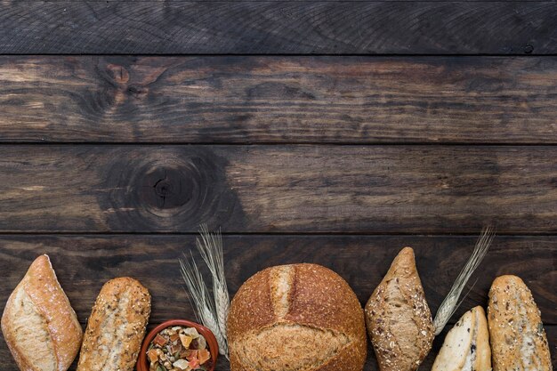Pan panes con placa en la mesa de madera