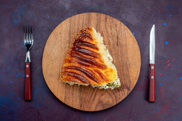 Foto gratuita pan de pastelería horneada vista superior formado en rodajas con verduras en el interior sobre el fondo oscuro.