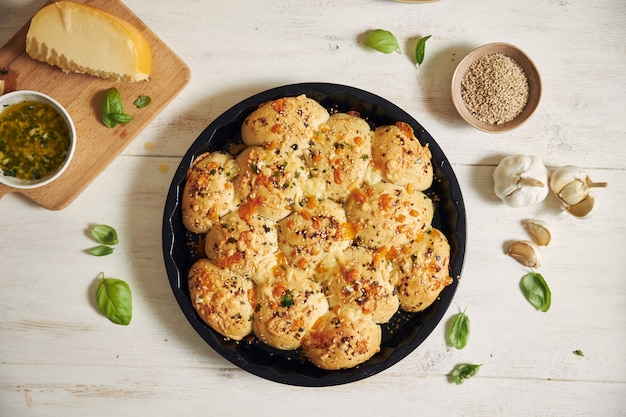 Pan de pizza de burbujas de queso delicioso recién hecho con ingredientes y queso sobre una mesa blanca