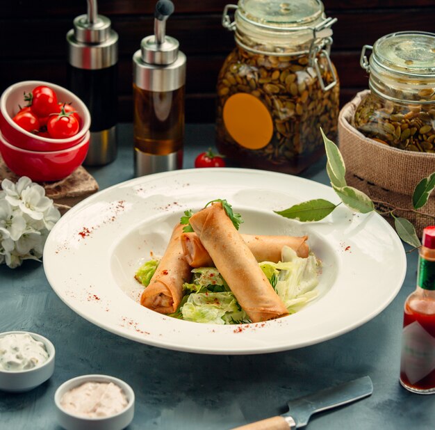 Pan plano frito relleno de verduras servido con lechuga en un plato hondo