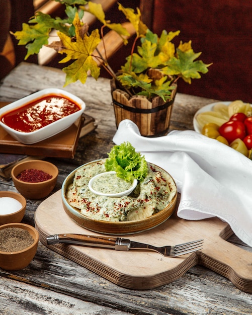 Foto gratuita pan plano relleno de gutab de hierbas pequeñas servido con yogurt