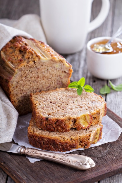 Pan de plátano en una tabla para cortar