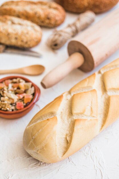 Pan de primer plano cerca de nueces y herramientas