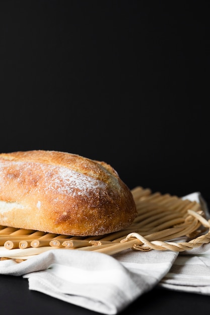 Pan de primer plano sobre material de tela y fondo negro