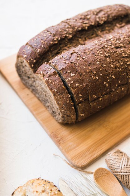 Pan de primer plano, en, tabla de cortar