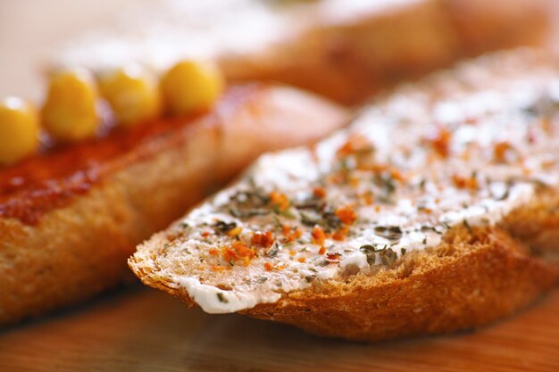 Pan con queso de untar y especias