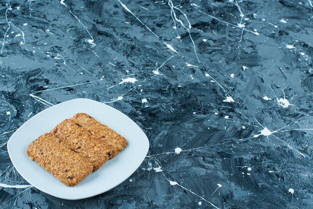 Pan rallado en un plato, sobre el fondo de mármol.