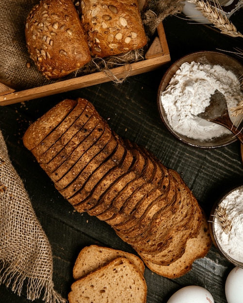Pan rebanado y diferentes panes