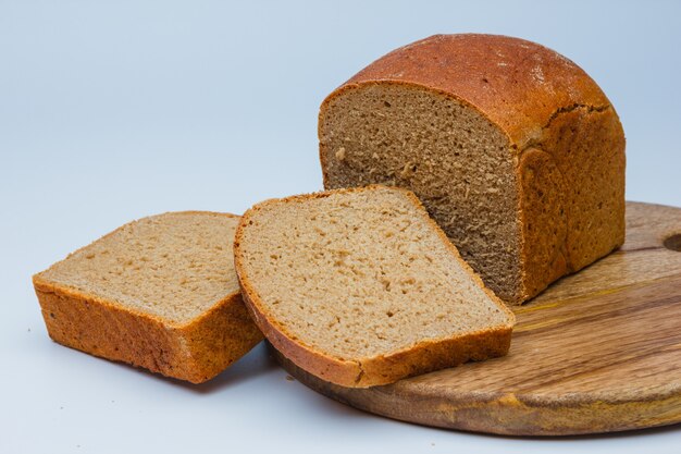 Pan rebanado en tabla de cortar