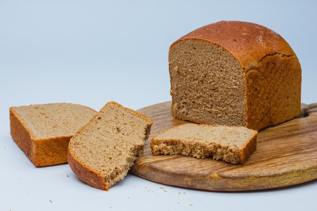 Pan rebanado en tabla de cortar