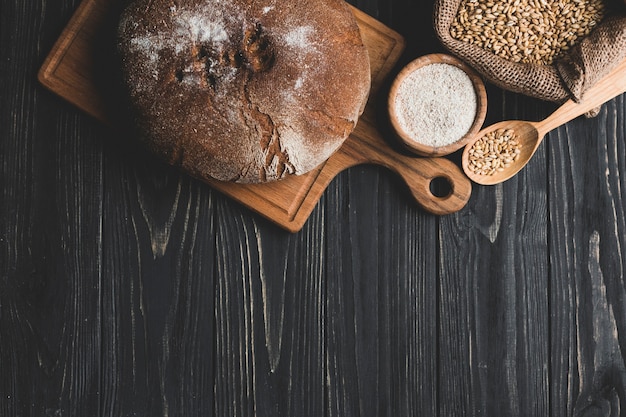 Pan redondo crujiente de pan en el arreglo