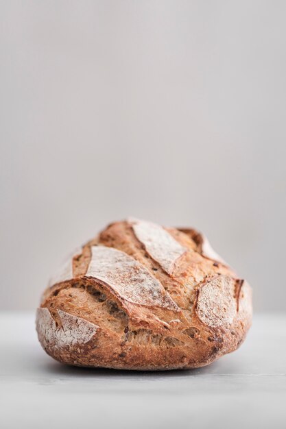 Pan sabroso con fondo blanco.