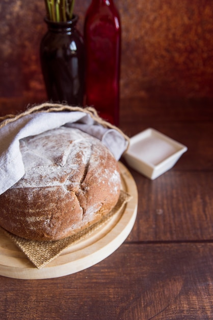 Pan saludable en la mesa de madera de cerca