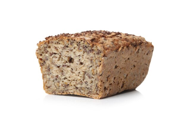 Pan saludable sobre una superficie blanca